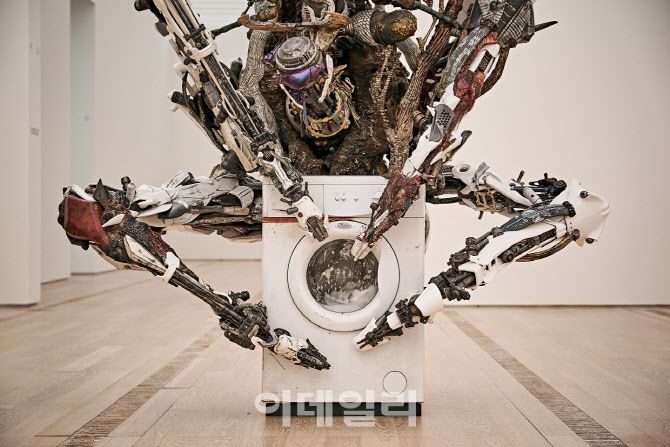 ‘아드리안 비야르 로하스: 적군의 언어’ 상상의 종말 VI ⓒ Adrian Villar Rojas 사진 Jorg Baumann. (제공=아트선재센터)