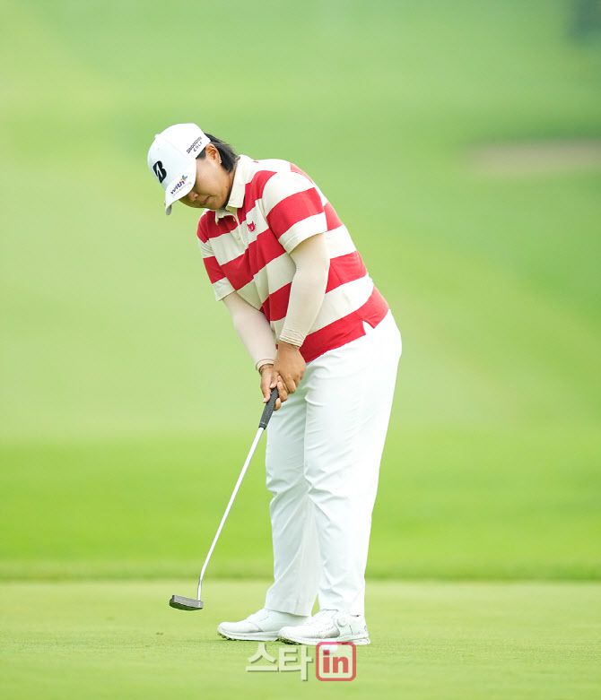 8월 31일 경기 용인시의 써닝포인트 컨트리클럽에서 열린 KLPGA 투어 제14회 KG 레이디스 오픈 최종 3라운드. 신다인이 연장 2차전에서 버디 퍼트를 하고 있다.(사진=이데일리 골프in 조원범 기자)