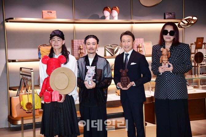 2일 서울 청담 MCM 하우스에서 아티스트 노부키 히즈메(Nobuki Hizume), 켄 야시키(ken yashiki), 이사오 우에하라 인덴야 대표, 타츠히코 아카시 메디콤 토이 대표가 기념사진을 촬영하고 있다. (사진=MCM)