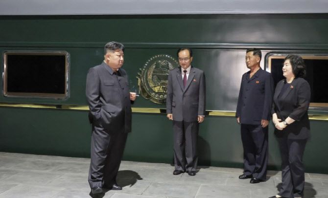 북한 노동신문이 2일 공개한 김 위원장의 사진. 전용 열차로 보이는 열차 앞에서 최선희 외무상과 김성남 국제부장 등과 함께 있는 모습. (사진=뉴스1)