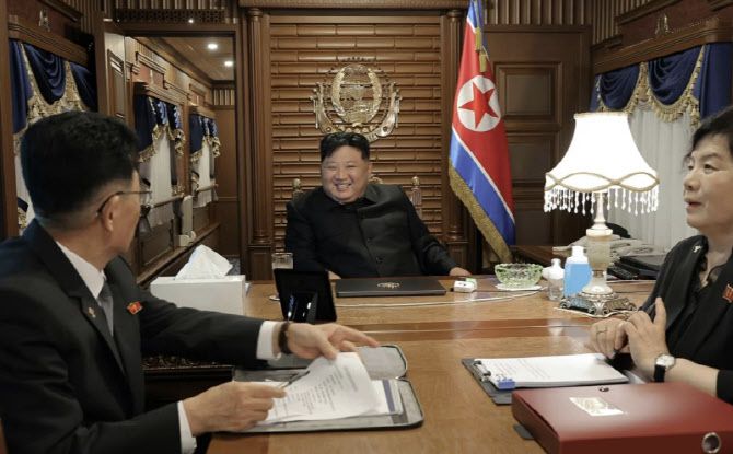 북한 노동당 기관지 노동신문은 2일 김정은 당 총비서가 중국 인민항일전쟁 및 세계반파쑈전쟁승리(전승절) 80주년 기념행사에 참석하기 위해 지난 1일 전용열차로 출발해 2일 새벽 국경을 통과했다고 보도했다. (사진=뉴스1)