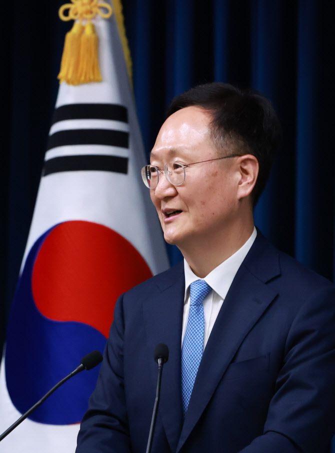 붕욱 대통령실 민정수석이 24일 서울 용산 대통령실 청사에서 강훈식 대통령비서실장 브리핑 뒤 취재진 질문에 답하고 있다. (사진=연합뉴스)