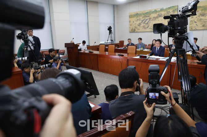 [이데일리 노진환 기자] 최교진 사회부총리 겸 교육부 장관 후보자가 2일 서울 여의도 국회 교육위원회 전체회의에서 열린 인사청문회에 출석, 의원들의 질의에 답변하고 있다.