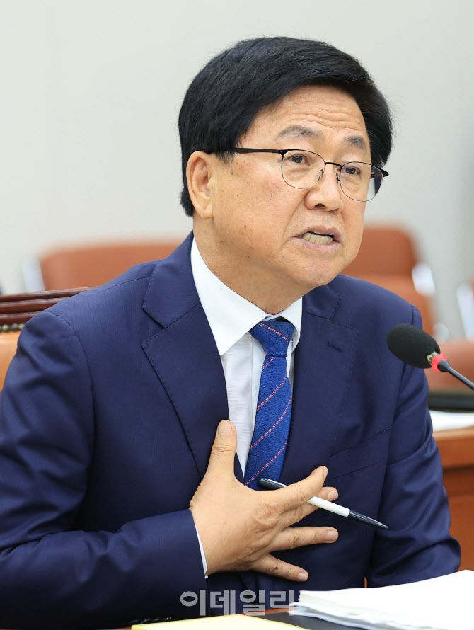 [이데일리 노진환 기자] 최교진 사회부총리 겸 교육부 장관 후보자가 2일 서울 여의도 국회 교육위원회 전체회의에서 열린 인사청문회에 출석, 의원들의 질의에 답변하고 있다.