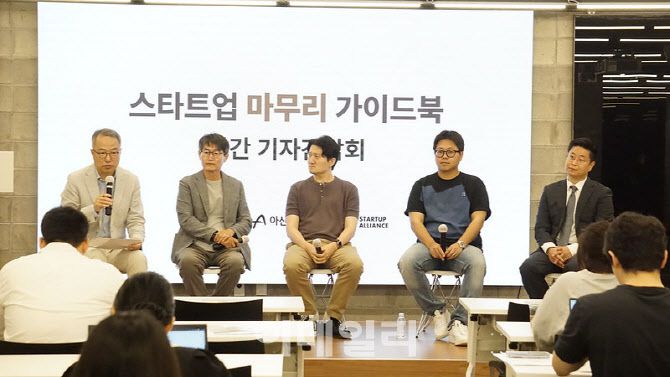 이기대(왼쪽) 스타트업얼라이언스 센터장, 박희덕 트랜스링크인베스트먼트 대표, 김영웅 슈퍼래빗게임즈 대표, 이하영 도그메이트 전 대표, 김성훈 법무법인 미션 대표변호사.(사진=스타트업얼라이언스)