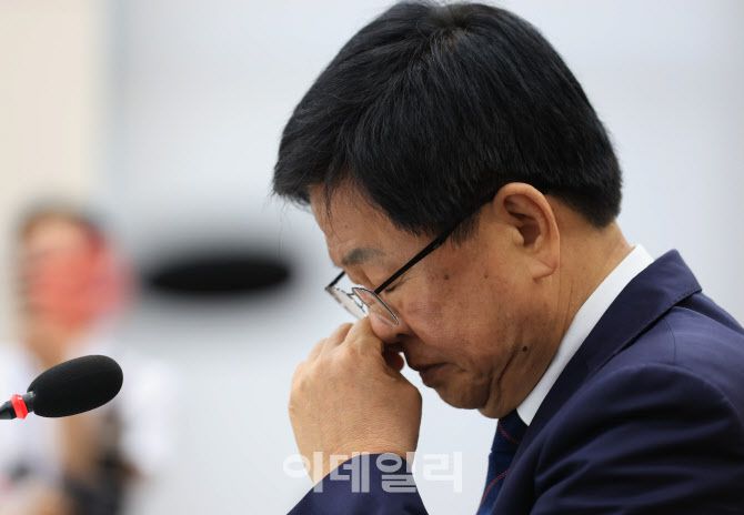 [이데일리 노진환 기자] 최교진 사회부총리 겸 교육부 장관 후보자가 2일 서울 여의도 국회 교육위원회 전체회의에서 열린 인사청문회에 출석, 의원들의 질의를 들으며 굳은 표정을 보이고 있다.