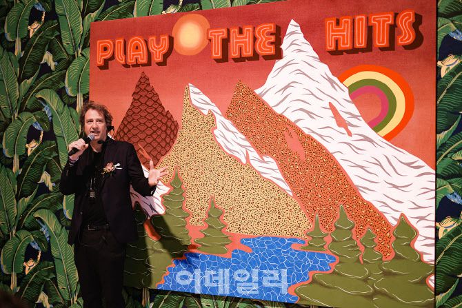 미국 팝아트 작가 조엘 메슬러가 1일 인천 중구 파라다이스시티 아트스페이스에서 열린 국내 첫 개인전 파라다이스 파운드(Paradise Found) 사전 공개 행사에서 질의응답을 하고 있다. (사진=파라다이스시티)