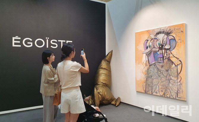 지난해 ‘프리즈 서울’ 전경. 나흘간의 일정 내내 갤러리 스프루스 마거스 부스에 걸린 조지 콘도의 회화작품 ‘자화상’(Self Portrait, 2024) 앞으로 관람객이 끊임없이 모여들었다. 그림 옆 구석에는 실비 프레우리의 ‘무제: 소프트로켓’(1995)가 놓였다(사진=오현주 문화전문기자).