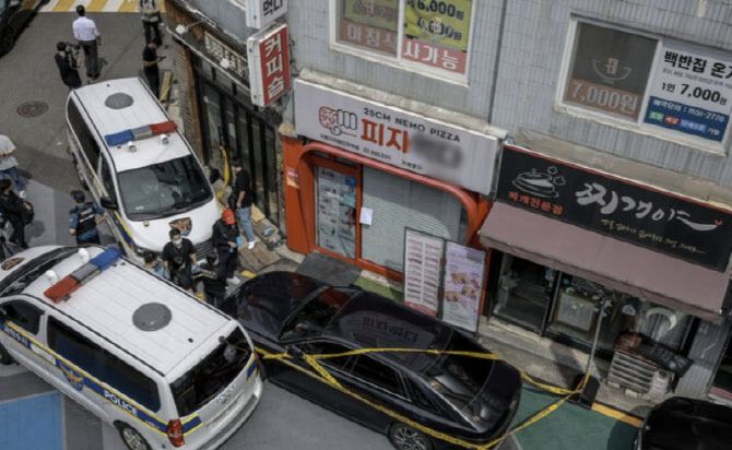 3일 서울 관악구 조원동  칼부림 사건 현장에서 과학수사대가 현장조사를 하고 있다. (사진=뉴시스)