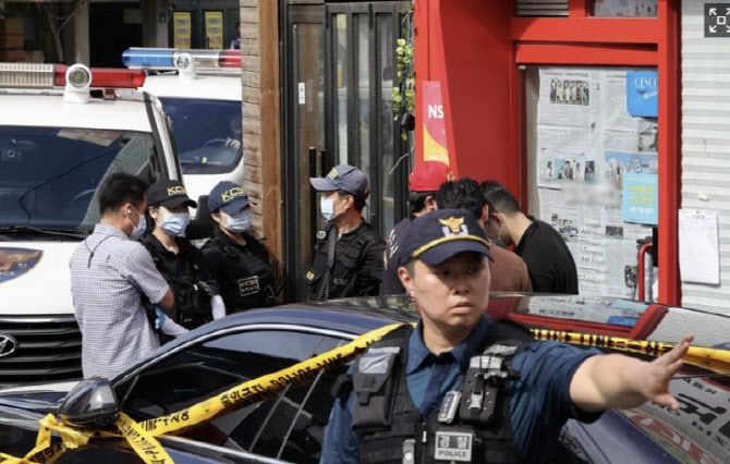3일 서울 관악구 조원동의 한 피자 가게 점주가 피자 프랜차이즈 본사 임원, 인테리어 업자 1명과 그의 딸에 흉기를 휘둘러 사망한 사건이 벌어졌다. (사진=연합뉴스)