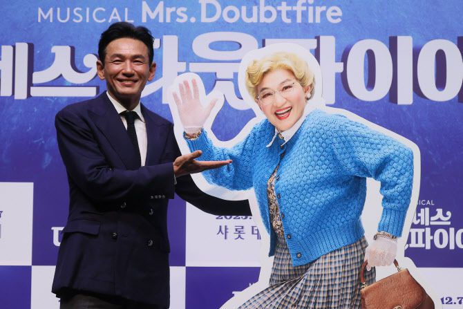 배우 황정민이 2일 서울 서대문구 이화여자대학교 삼성홀에서 열린 뮤지컬 ‘미세스 다웃파이어’ 제작발표회에서 포즈를 취하고 있다.(사진=연합뉴스).