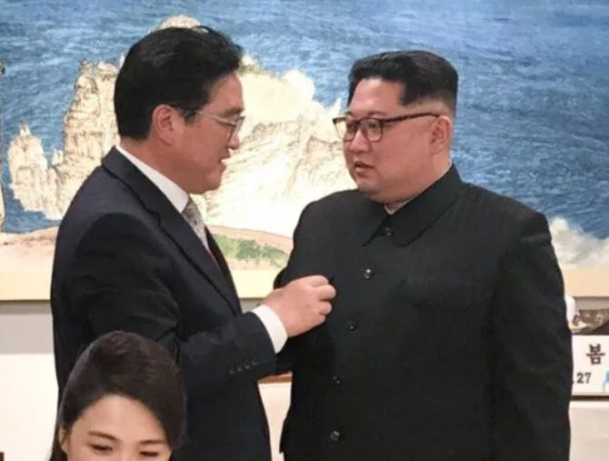 2018년 판문점 남북 정상회담 만찬장에서 만난 우원식 국회의장과 김정은 북한 국무위원장. (사진=연합뉴스)
