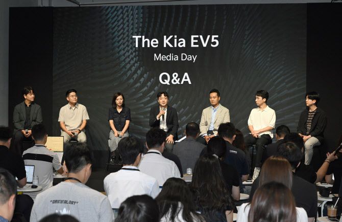 EV5 미디어 데이에서 발표자들이 미디어 질문에 답변을 하고 있는 모습(왼쪽부터, 기아넥스트디자인외장1팀 박재연 책임연구원, 기아넥스트디자인내장1팀 김영무 책임연구원, 기아넥스트CMF팀 이승아 책임연구원, 국내상품1팀 손용준 팀장, 상품CX기획팀 이상준 팀장, 차량제어개발1팀 김진욱 책임연구원, MSV프로젝트5팀 신승훈 책임연구원). (사진=기아)