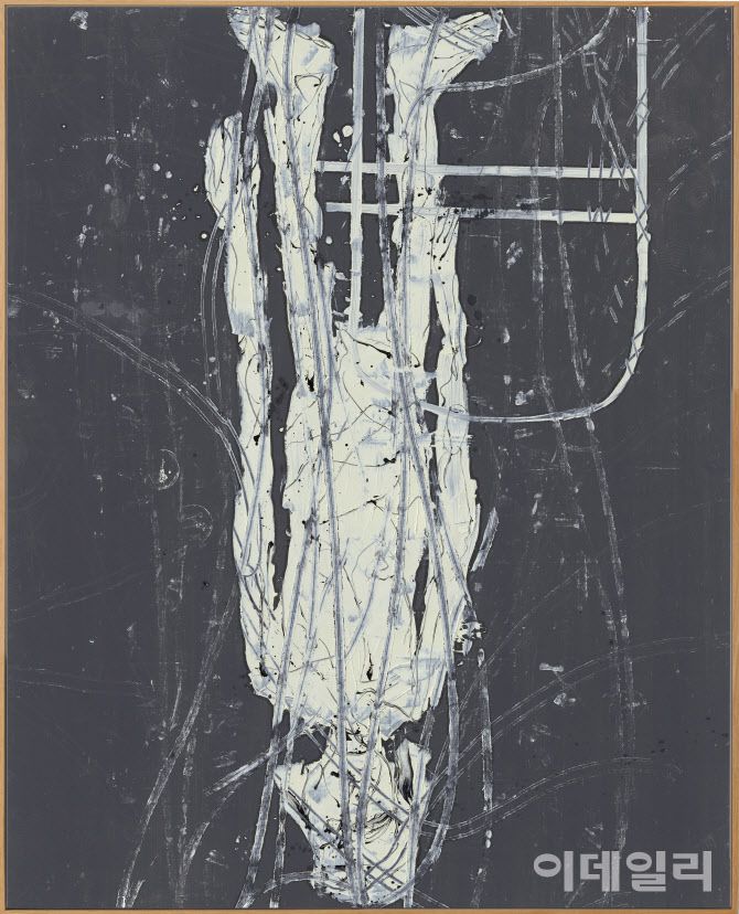 게오르그 바젤리츠 ‘무겁고 우울하다’(Schwer. Schwermut, 2025). 3일 서울 강남구 코엑스에서 개막하는 ‘프리즈 서울 2025’에서 갤러리 타데우스 로팍이 내건 작품들 중 하나다(사진=타데우스 로팍).