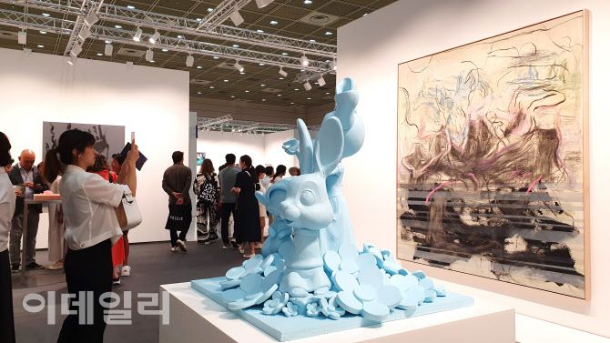 지난해 ‘프리즈 서울’ 전경. 나흘간의 일정으로 폐막할 때까지 관람객들은 미국 갤러리 하우저앤워스에 걸고 놓인 작품들 앞으로 끊임없이 찾아들었다. 앞쪽 폴 매카시의 조각작품 ‘DD ＃2 옅은 파랑’(2020∼2023) 뒤로 리타 아커만의 회화작품 ‘투명한 셔텨’(Ttransparent Shutters, 2024)가 걸렸다. 이 가운데 아커만의 작품이 판매리스트에는 올랐으나 가격은 공개되지 않았다(사진=오현주 문화전문기자).