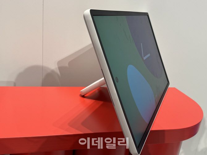 4일(현지시간) 독일 베를린 ‘IFA 2025’ 삼성전자 전시장에 무선 이동형 스크린 ‘더 무빙스타일’이 전시돼 있다. 사진은 모니터를 분리한 뒤 모니터에 부착된 ‘킥 스탠드’를 통해 더 무빙스타일을 거치한 모습.(사진=공지유 기자)