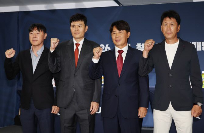 4일 종로구 축구회관에서 열린 2025-26 ACL 참가 K리그 4개팀 미디어데이에서 각팀 감독들이 포즈를 취하고 있다. 왼쪽부터 울산HD 신태용 감독, 강원FC 정경호 감독, FC서울 김기동 감독, 포항 스틸러스 박태하 감독. 사진=연합뉴스