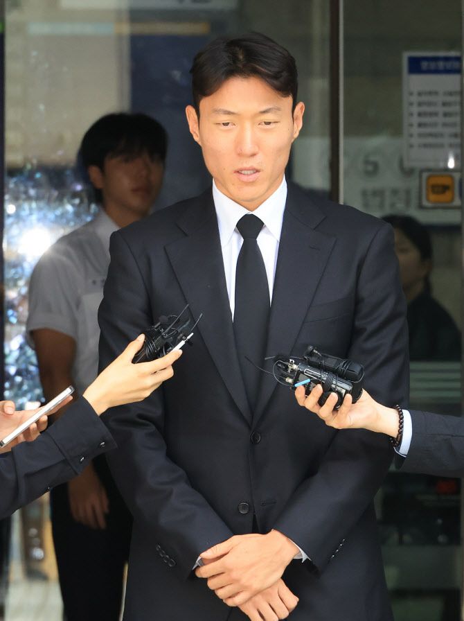 축구선수 황의조가 4일 서울 서초구 서울중앙지법에서 열린 성폭력범죄의 처벌 등에 관한 특례법 위반(카메라 등 이용촬영) 혐의 2심 선고재판에서 징역형 집행유예 선고를 받고 법원을 나서며 기자의 질문에 답하고 있다. 사진=연합뉴스