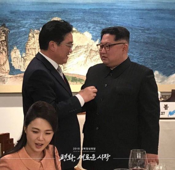 지난 2018년 4월 27일 김정은 북한 국무위원장이 판문점 평화의집에서 열린 환영만찬에서 우원식 더불어민주당 원내대표와 대화를 나누고 있다. (사진=청와대 페이스북)