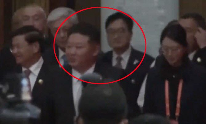 중국 정부의 공식 초청으로 제80주년 중국 전승절 열병식 및 환영 리셉션 오찬에 참석한 우원식 국회의장이 지난 3일 베이징 톈안먼 망루(성루)에서 열병식을 참관하기 전 대기실에서 북한 김정은 국무위원장과 수인사를 나눴다고 국회의장실이 전했다. 사진은 이날 리셉션 장소로 추정되는 곳에서의 우원식 국회의장과 김정은 국무위원장의 모습. (사진=연합뉴스)