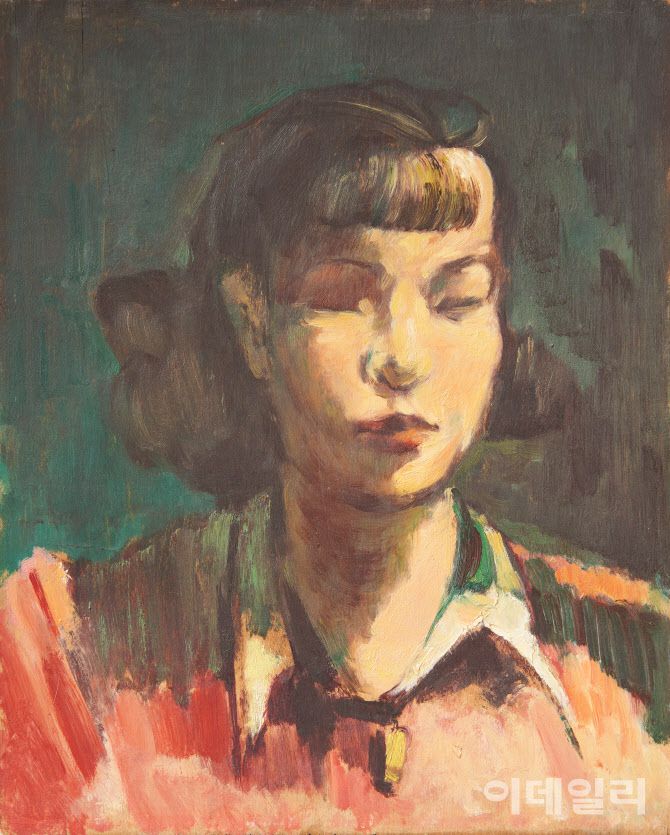 이인성의 ‘여인의 초상’(1940s 초반). 1942년 결핵으로 세상을 떠난 아내를 생각하며 그린 작품이다. 눈을 감고 있는 모습에서 후대는 부인이 죽은 이후 제작했을 것으로 추측한다. 체형이나 비례, 얼굴과 내면까지 정확한 관찰력과 빠른 필치로 포착한 작가는 미화하지 않고 있는 그대로, 세부적인 묘사보다 간결하게 특징을 표현하는 인물화를 즐겨 그렸다. 캔버스에 유화 물감, 27.8×22.3㎝. 국립현대미술관 소장.