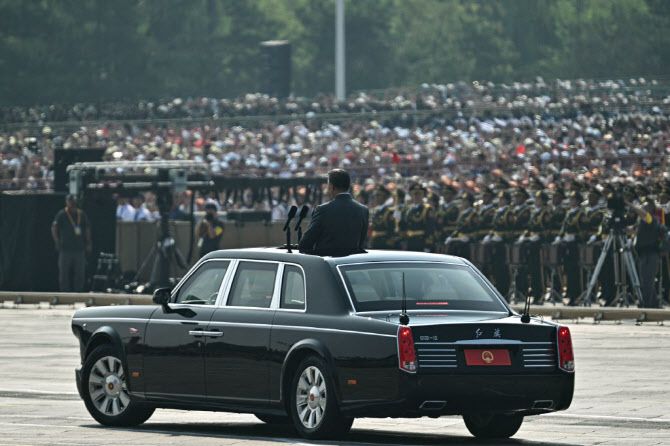 시진핑 중국 국가주석이 지난 3일 베이징에서 열린 전승절 80주년 열병식에서 군 사열에 나서고 있다. (사진=AFP)