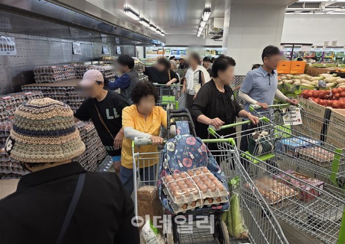 생필품 코너도 북적였다. 이판란 2판(30구×2)은 신세계포인트 적립 시 1만 1980원에 판매했다. (사진=한전진 기자)