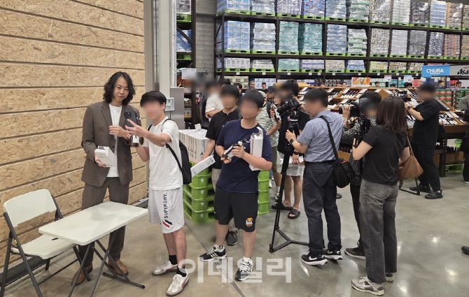 한정판 위스키 구매 고객들과 기념 촬영 중인 대한민국 위스키 주조 1호 장인인 김창수 대표 (사진=한전진 기자)