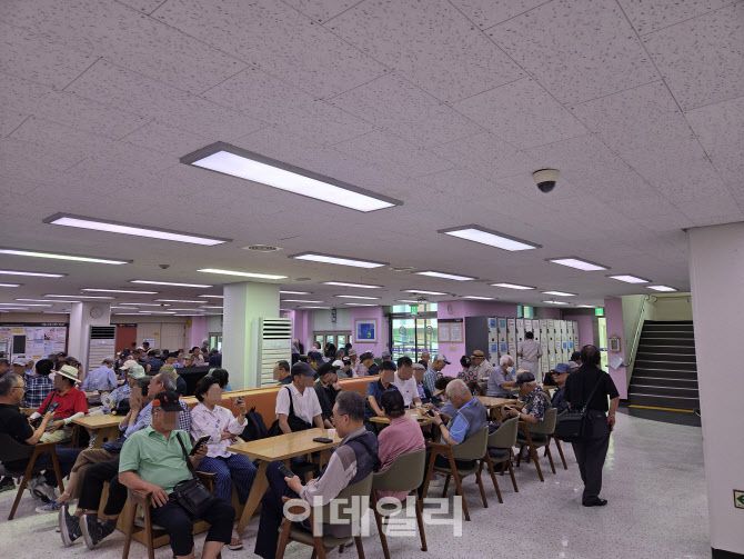서울 종로 소재의 노인복지관에 자리가 꽉 차 있다. (사진=염정인 수습기자)