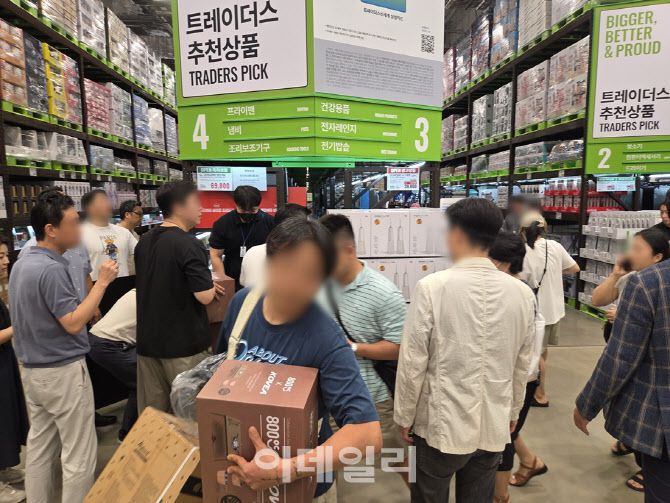 오픈 직후 트레이더스 추천상품 코너에는 사람들이 몰렸다. 코베아 캠핑세트는 진열 7분 만에 300세트가 모두 동났다. (사진=한전진 기자)