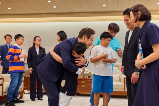 이재명 대통령이 4일 서울 용산 대통령실 청사에서 열린 어린이 초청 행사에 참석해 아이를 안아주고 있다.(사진=연합뉴스)