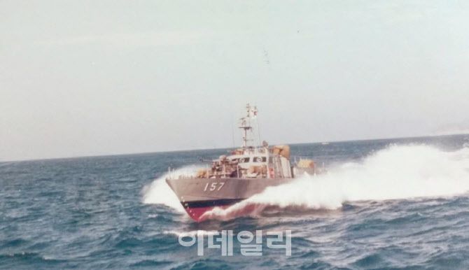 제비급 고속정(PK), 전장/전폭/톤수: 23.6m/5.4m/76톤(만재), 무장: 20㎜·40㎜ 함포/5인치 로켓/12.7㎜ 중기관총 등 (출처=방위사업청)
