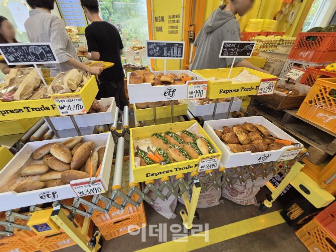 매장 안의 빵 진열대에는 가격표 대신 ‘ETF’ 같은 장난스러운 문구가 붙어 있었다. 원래 금융 용어인 ‘ETF’를 ‘빠른 거래 농장(Express Trade Farm)’이라는 식으로 바꿔 표현한 것이다. (사진=한전진 기자)