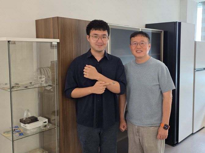 땀만으로 체내 변화를 정밀하게 측정할 수 있는 ‘스마트 패치’를 개발한 KAIST 바이오및뇌공학과 전재훈 박사과정생(왼쪽)과 정기훈 교수.