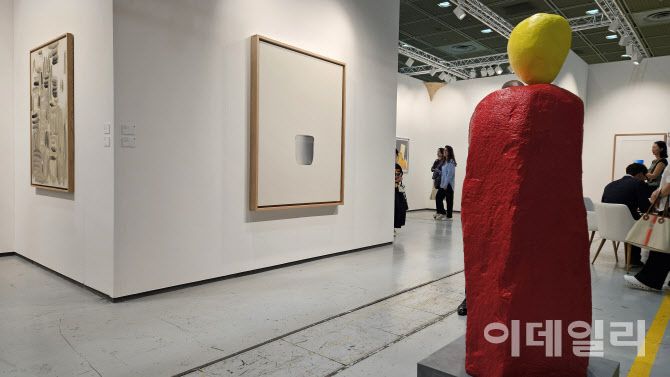 ‘프리즈 서울 2025’ 전경. 메누르 부스에 세운 우고 론디노네의 조각 ‘노랗고 빨간 수도사’(Yellow Red Monk, 2024)가 이우환의 ‘다이얼로그’(2012)를 바라보고 있다. 론디노네의 조각은 20만유로(약 2억 8000만원)에, 이우환의 회화는 60만유로(약 9억 7000만원)에 팔려나갔다(사진=오현주 문화전문기자).