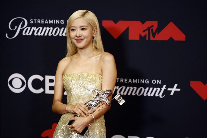 걸그룹 블랙핑크의 로제가 8일 미국 뉴욕 UBS아레나에서 열린 ‘2025 MTV 비디오 뮤직 어워즈’에서 히트곡 ‘아파트’로 ‘올해의 노래’ 상을 받은 뒤 포즈를 취하고 있다.(사진=로이터)