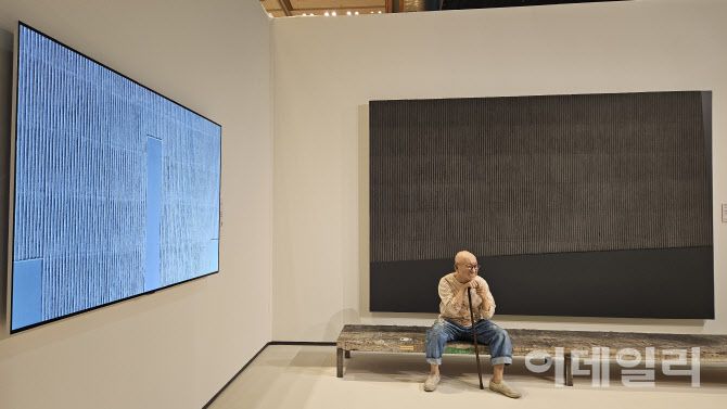 ‘프리즈 서울 2025’ 전경. 특별전으로 꾸린 ‘박서보×LG OLED TV: 자연에서 빌려온 색’을 찾은 박서보 화백. 생전 모습 그대로 화백의 형상을 빚어놔 관람객들의 눈길을 사로잡았다. 왼쪽은 박서보의 ‘묘법 No.020218’을 LG OLED TV 83인치에 담아낸 작품이다. 뒤쪽은 박서보의 작품 ‘묘법 No.990809’(1999, 220×330㎝)을 원작 그대로 걸었다(사진=오현주 문화전문기자).