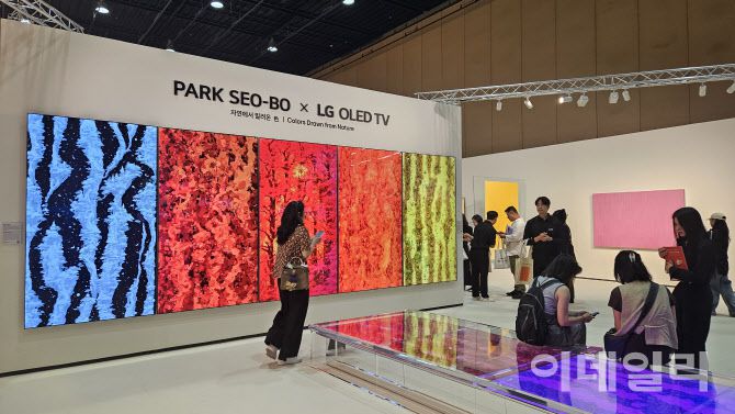 ‘프리즈 서울 2025’ 전경. 단색화 거장 박서보(1931∼2023) 작품을 빛과 색으로 재해석한 ‘박서보×LG OLED TV: 자연에서 빌려온 색’은 아트페어 속 특별전으로 큰 인기를 끌었다. 도입부에 LG OLED TV 97인치 8대로 연출한 T자형 설치작품이 화려하고 단단한 색감으로 관람객의 눈길·발길을 연신 이끌었다(사진=오현주 문화전문기자).