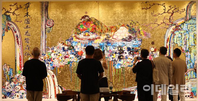 ‘프리즈 서울 2025’ 전경. 가고시안에 걸린 무라카미 다키시의 대형 회화작품 ‘죽음과 생명의 비밀을 품은 축복받은 사자의 그림’(A Picture of the Blessed Lion Who Nestles with the Secrets of Death and Life, 2014)은 금빛 찬란한 색감과 거대한 규모로 관람객을 끊임없이 불러모았다(사진=이영훈 기자).