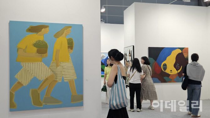 ‘키아프 서울 2025’ 전경. 백윤조의 대형 회화작품(왼쪽)을 비롯해 마이코 코바야시(오른쪽)·이재현·채지민 등의 회화작품이 걸린 갤러리조은 부스를 관람객들이 둘러보고 있다(사진=이영훈 기자).