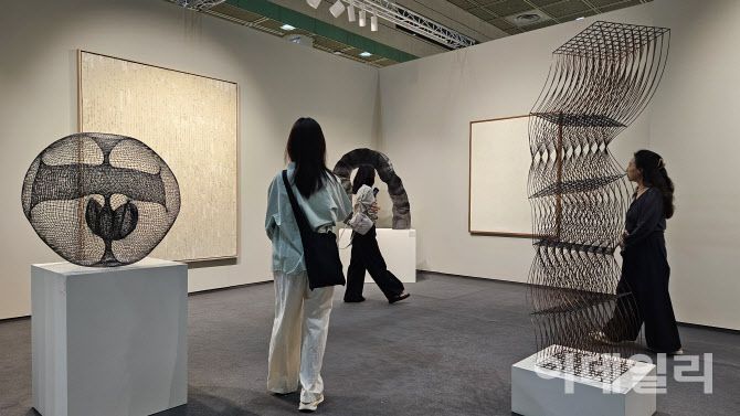 ‘프리즈 서울 2025’ 전경. 정상화·존배·김보희 작가의 작품만으로 꾸린 갤러리현대의 부스를 관람객들이 돌아보고 있다. 그중 정상화의 회화가 60만달러(약 8억 3000만원)에, 존배의 조각이 30만달러(약 4억 1000만원)에 팔려나갔다(사진=오현주 문화전문기자).