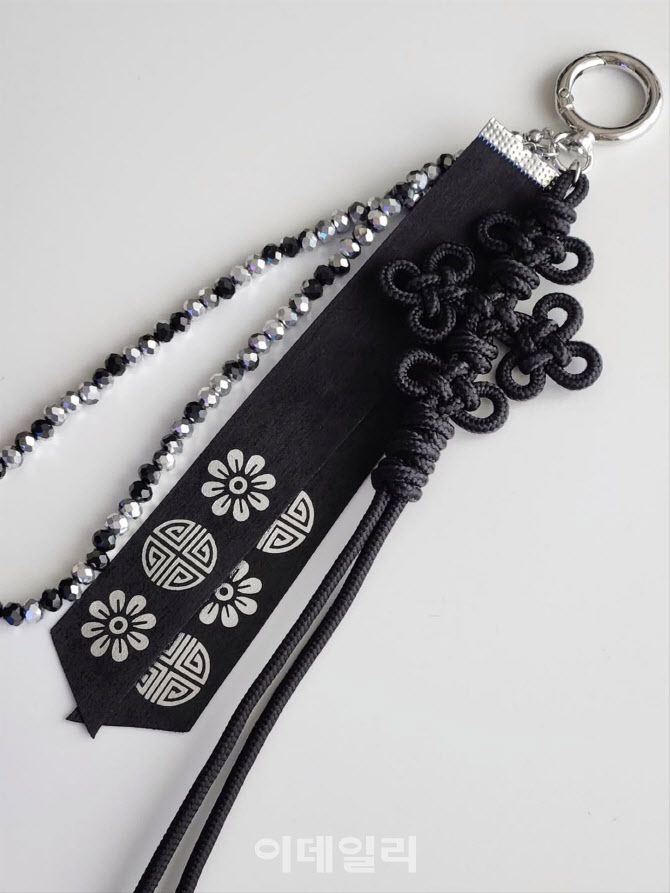 아이디어스 인기 제품인 ‘삼정자 매듭 은박 댕기 노리개 키링’.(사진=아이디어스)