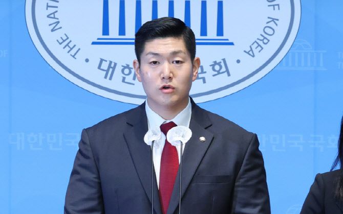 김재섭 국민의힘 김재섭 의원이 지난해 12월 11일 오후 서울 여의도 국회 소통관에서 윤석열 대통령 탄핵소추안에 대해 찬성 입장을 밝히고, 당론 채택을 요구하는 기자회견을 하고 있다. (사진=연합뉴스)