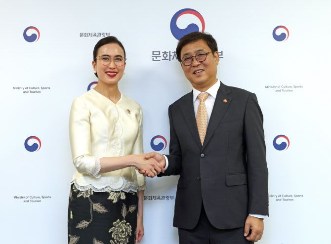 최휘영 문화체육관광부 장관이 8일 서울 종로구 국립현대미술관 서울관에서 위디얀티 푸트리 와르다나 인도네시아 관광부 장관을 만나 기념촬영을 하고 있다. (사진=문체부 제공).