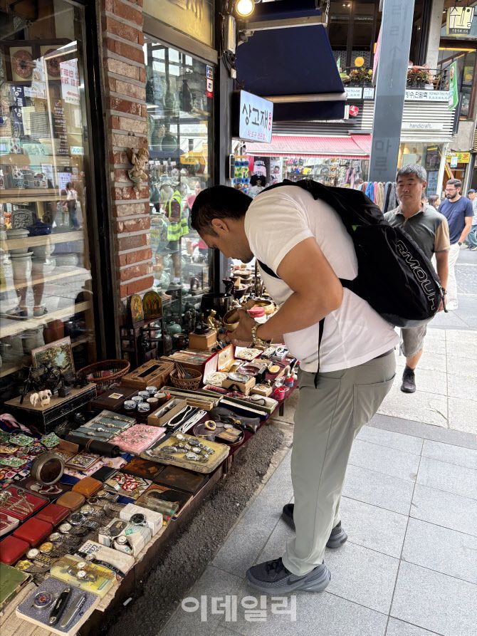 6일 서울 인사동에서 한 외국인이 한국 전통 상품들을 고르고 있다.(사진=김혜미 기자)