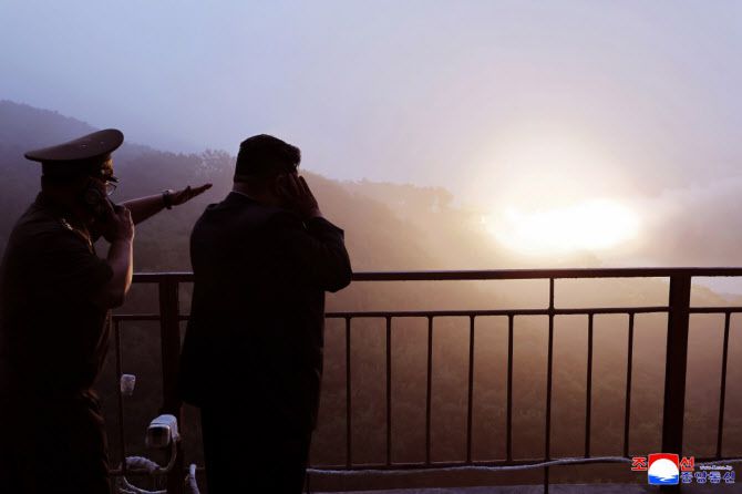북한은 8일 김정은 국무위원장이 참관한 가운데 미사일총국이 화학재료연구원과 함께 탄소섬유복합재료를 이용한 대출력 고체발동기(엔진) 지상분출시험을 또다시 진행했다고 조선중앙통신이 9일 보도했다. (사진=연합뉴스)
