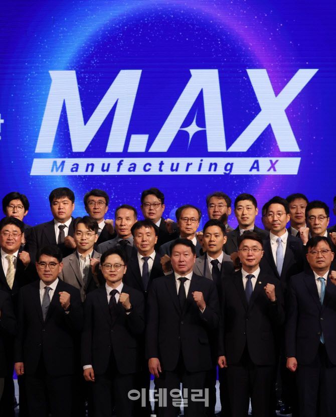 김정관 산업통상자원부 장관, 최태원 대한상공회의소 회장 겸 SK그룹 회장을 비롯한 참석자들이 10일 서울 중구 웨스틴조선호텔에서 열린 제조 인공지능 전환(AX) 얼라이언스 출범식에서 기념사진을 찍고 있다. (사진=이영훈 기자)