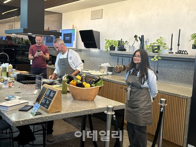 8일(현지시간)영국 킹스크로스 지역에 있는 삼성전자 복합 제품 체험공간 ‘삼성 킹스크로스(KX)’에서 로컬 셰프가 삼성전자 가전을 이용해 요리를 하고 있다.(사진=공지유 기자)