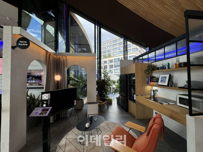 8일(현지시간)영국 런던 삼성전자 복합 제품 체험공간 ‘삼성 킹스크로스(KX)’에서 고급스러운 ‘바비칸 아파트먼트’ 콘셉트로 꾸며진 공간에 삼성전자 가전들이 놓여 있다.(사진=공지유 기자)