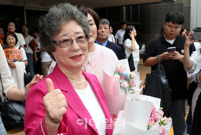 61년 전 성폭행에 저항하는 과정에서 가해자의 혀를 깨물어 1.5㎝가량 절단하는 상해를 입혔다는 이유로 가해자보다 더 중한 형을 선고받았던 최말자(79)씨가 재심에서 무죄를 선고받았다. 10일 부산 연제구 부산지방법원 앞에서 최씨가 무죄 선고를 받고 기뻐하고 있다. (사진=뉴시스)